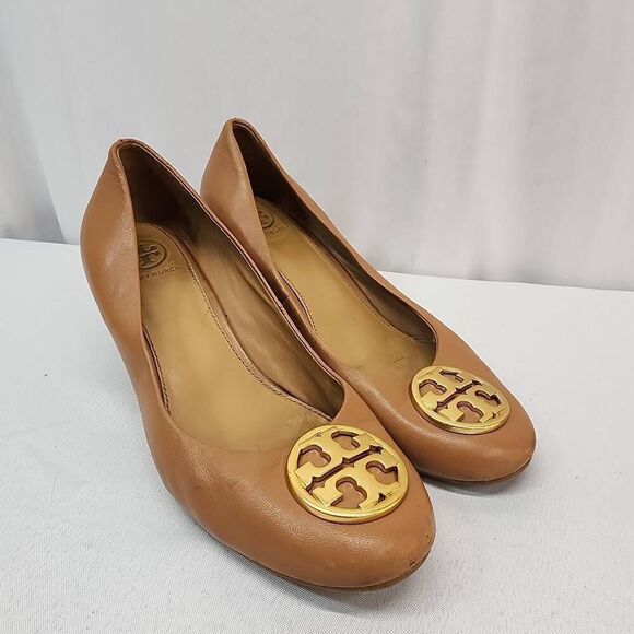 Tory Burch Size 6.5 Chelsea Wedge Pumps  Tan Leather Medallion Round Toe Comfort - Picture 1 of 11